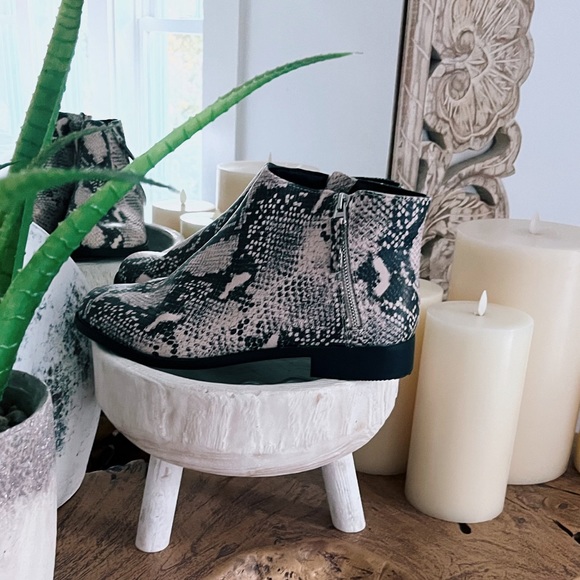 SNAKE SKIN ANKLE BOOTIES WITH ZIPPER โจโจ๐ - Picture 4 of 8